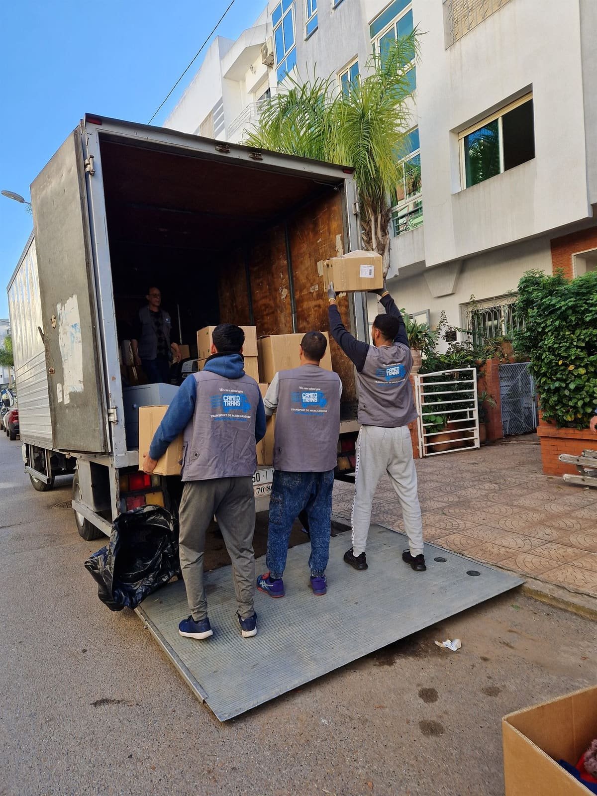 Équipe Cameo Trans au chargement d'un camion à Casablanca